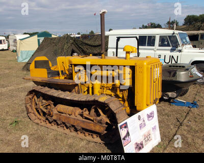 Il trattore Caterpillar Airfield è un veicolo per impieghi gravosi progettato per essere utilizzato nelle operazioni a terra negli aeroporti, per il traino di aeromobili e altri servizi essenziali sull'asfalto. Foto Stock