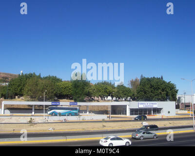 La Central de Autobuses Tlaquepaque Sur è una stazione degli autobus situata a Guadalajara, Jalisco, Messico. Funge da hub di trasporto per i servizi di autobus locali e a lunga distanza, collegando la regione ad altre parti del Messico. Foto Stock