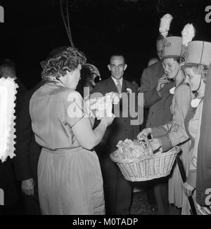 L'immagine cattura un momento dall'atmosfera carnevalesca di Soestdijk, dove i visitatori del Limburgo hanno partecipato ai festeggiamenti. L'evento segna le tradizioni culturali dei festeggiamenti olandesi. Foto Stock
