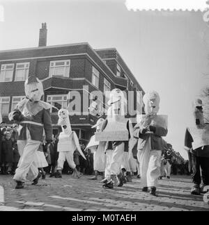 Il Carnaval Den Bosch è una tradizionale celebrazione del carnevale nella città di Den Bosch, nei Paesi Bassi, nota per le sue vivaci parate e gli eventi culturali. Questa immagine cattura un momento chiave del festival, evidenziando l'atmosfera festosa e la partecipazione della comunità. Foto Stock