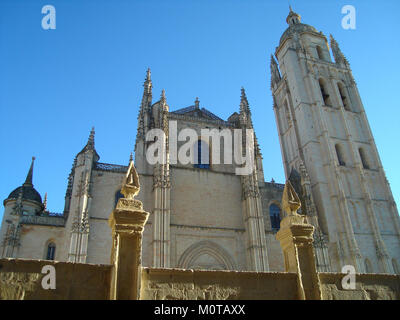 La cattedrale di Segovia, situata a Segovia, in Spagna, è una cattedrale in stile gotico costruita tra il 1525 e il 1577, nota per la sua impressionante architettura e il suo significato storico. Foto Stock