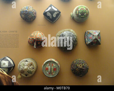 Questa immagine mostra vari cappelli dell'Asia centrale, esposti nell'American Museum of Natural History (AMNH), che rappresentano le diverse tradizioni culturali dell'Asia centrale. Foto Stock
