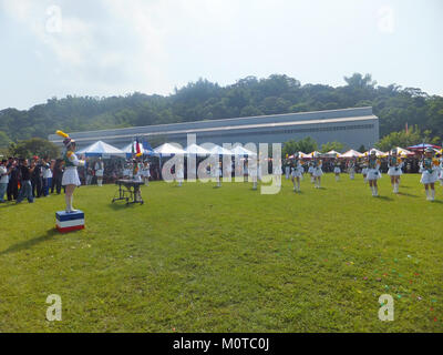 La Caotun Commercial & Industrial Vocational Senior High School si esibisce durante un evento nel 2012, mostrando le loro abilità musicali e il loro coordinamento. Foto Stock
