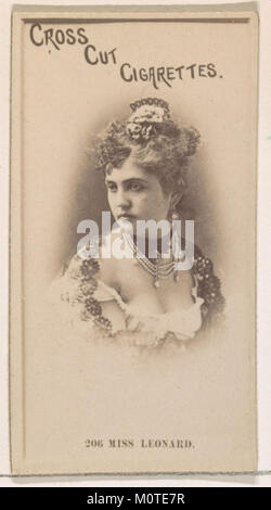 Una carta commerciale con Miss Leonard della serie "Actors and Actresses" (N145-2), emessa negli anni '1880 da W. Duke, Sons & Co. Per promuovere le sigarette Cross Cut. La fotografia dell'albume mostra la signorina Leonard in abiti teatrali. Foto Stock
