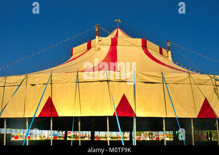 Tenda del circo essendo eretto a Rimini, Italia Foto Stock