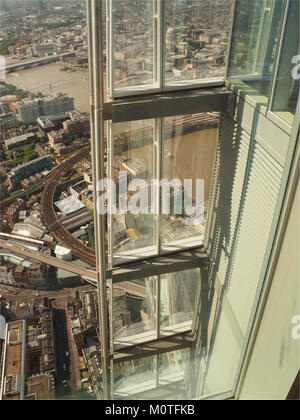 Una vista guardando verso il basso dalla Shard al fiume Tamigi e la ferrovia attraversando fino alla Cannon Street Station, Londra Foto Stock