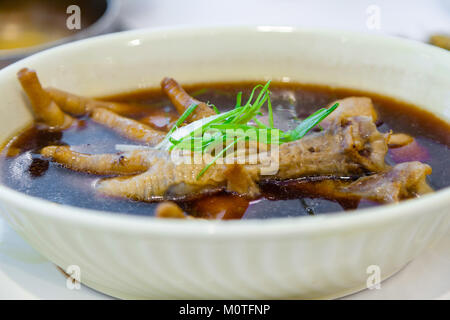Brasato di piedi di pollo in salsa di soia è un popolare dim sum piatto in cucina Cantonese a Hong Kong. Foto Stock
