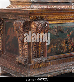 Questo cassone, uno scrigno in legno rinascimentale, presenta un pannello frontale dipinto raffigurante la conquista di Trebisonda, che mette in risalto l'arte e l'artigianato storico del periodo. Foto Stock