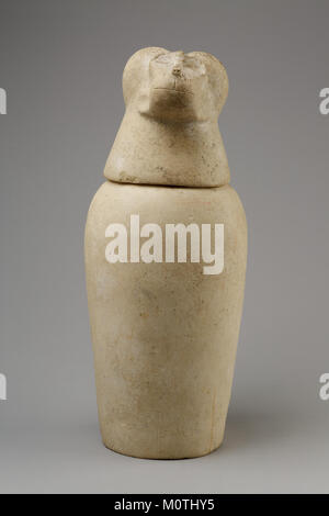 Il vaso canopico con la testa di un babbuino (Hapy), parte della tradizione funeraria egiziana, è ospitato nel Metropolitan Museum of Art Era usato per immagazzinare gli organi del defunto nell'antico Egitto. Foto Stock