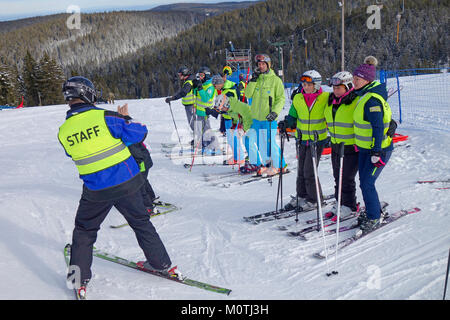Un uomo prende la foto del suo college, ski resort personale, durante la pausa di lavoro. Rogla ski resort. Il Pohorje. Zrece. La Slovenia Foto Stock