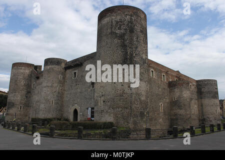 Castello Ursino è un castello storico situato a Catania, in Sicilia, Italia. Fu costruito nel XIII secolo e oggi ospita un museo che offre approfondimenti sulla storia e l'arte della regione. Foto Stock