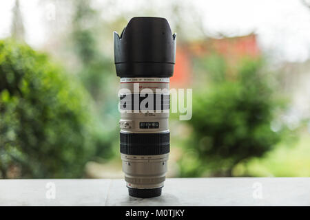 Canon 70-200 f/2,8L USM è un teleobiettivo zoom di alta qualità utilizzato da fotografi professionisti. Offre un'eccellente qualità dell'immagine, messa a fuoco automatica rapida e fa parte degli obiettivi serie L Canonâ€™s. Foto Stock