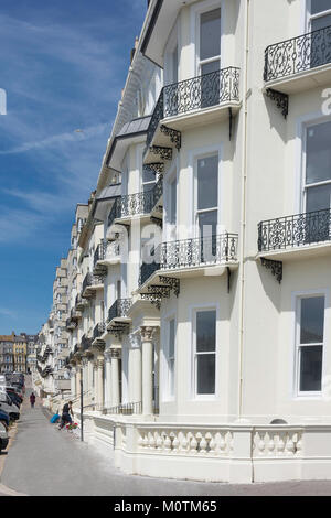 Lungomare a schiera di case, Warrior Square, St Leonards-on-Sea, Hastings, East Sussex, England, Regno Unito Foto Stock