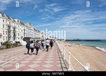 Lungomare e Pier, Hastings, East Sussex, England, Regno Unito Foto Stock