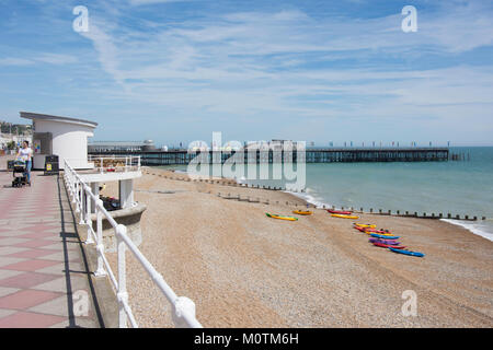 Lungomare e Pier, Hastings, East Sussex, England, Regno Unito Foto Stock