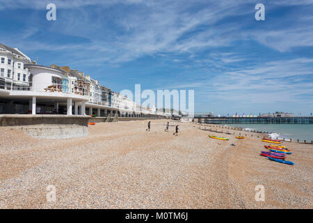 La spiaggia e il molo di Hastings, Hastings, East Sussex, England, Regno Unito Foto Stock