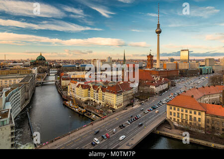 Berlin Mitte e Alexanderplatz visto dal di sopra in un assolato pomeriggio invernale, gennaio 2018, Berlino, Germania Foto Stock