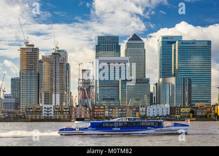 MBNA un catamarano ad alta velocità sul Tamigi voce passato moderni grattacieli di Canary Wharf, gennaio 2018, Londra Greenwich Foto Stock