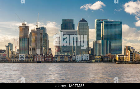 I moderni grattacieli di Canary Wharf con il lungofiume di vecchie case e Thames in primo piano, gennaio 2018, Londra Greenwich Foto Stock