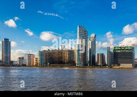 Nuove torri residenziali lungo il Tamigi e Thomson Reuters uffici aziendali nella zona est di Londra, Greenwich, Gennaio 2018 Foto Stock