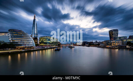 London city hall, Shard e il fiume Tamigi con drammatica nuvole temporalesche, London, Regno Unito Maggio 2017 Foto Stock