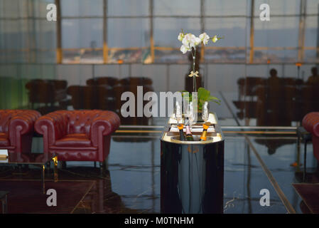 Uno Champagne bar presso l'Wing - First Class Lounge di Cathay Pacific (CX), Hong Kong HKG International Airport CN Foto Stock