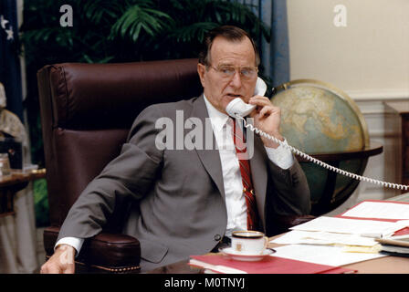 Il Presidente degli Stati Uniti George H.W. Bush parla per telefono al Presidente Mikhail Gorbaciov dell Unione Sovietica dopo la sua chiamata al cancelliere Helmut Kohl di Germania dalla Casa Bianca di Washington, DC, luglio 17, 1990 Credito: Carol T. poteri / White House via CNP /MediaPunch Foto Stock