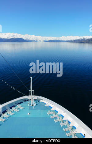 La nave di crociera entrando in College Fjord nel Parco Nazionale e Riserva di Glacier Bay in Alaska. Foto Stock