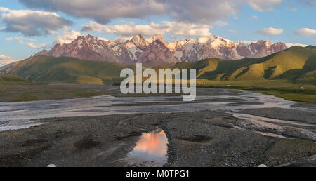 Fiume proveniente da Köl-Suu mountain range al tramonto, Kurumduk valley, provincia di Naryn, Kirghizistan, Asia centrale Foto Stock