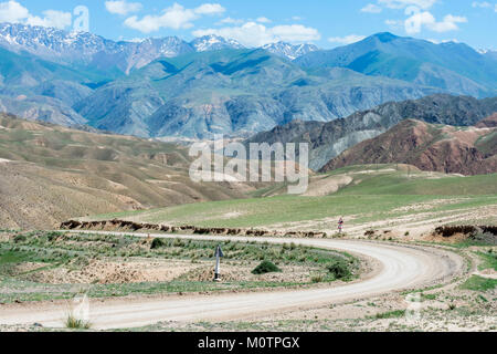 Strada di Song Kol, provincia di Naryn, Kirghizistan, Asia centrale Foto Stock
