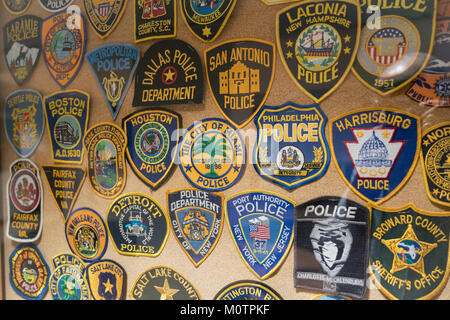 Emblemi di polizia provenienti da tutto il paese sul display a Tacoma Park, MD Police Dept. Foto Stock