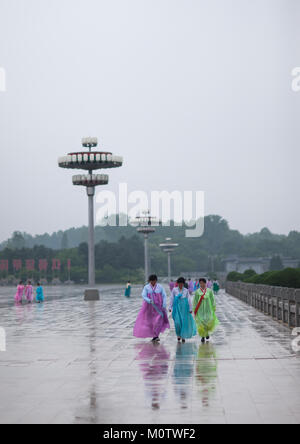 Corea del Nord le donne sotto la pioggia in Kumsusan memorial palace, Provincia di Pyongan, Pyongyang, Corea del Nord Foto Stock