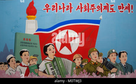 La Propaganda poster raffigurante il nord i cittadini coreani iun anteriore del Juche tower, Provincia di Pyongan, Pyongyang, Corea del Nord Foto Stock