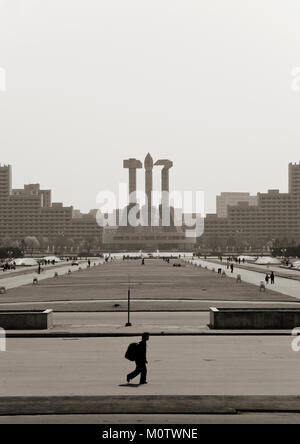 Il monumento alla fondazione di partito fatta a simboleggiare il 50 anniversario della fondazione del Partito dei lavoratori di Corea, Provincia di Pyongan, Pyongyang, Corea del Nord Foto Stock