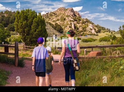 Giovane donna con un ragazzo e una ragazza camminare nel giardino panoramico degli dèi park, Colorado Springs, Colorado; mountain in background Foto Stock