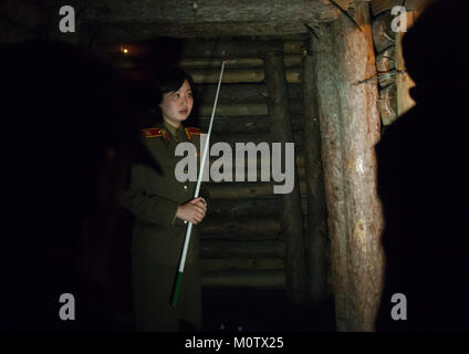 Nord coreano chiamato guida miss Kim in patria vittoriosa guerra di liberazione museum, Provincia di Pyongan, Pyongyang, Corea del Nord Foto Stock