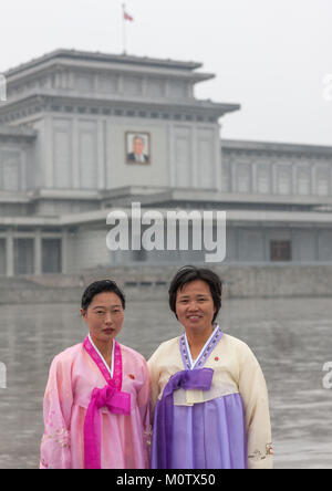 Corea del Nord le donne sotto la pioggia in Kumsusan memorial palace, Provincia di Pyongan, Pyongyang, Corea del Nord Foto Stock