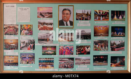 Tabellone di propaganda su Kim il Sung vita della provincia di Pyongan, Pyongyang, Corea del Nord Foto Stock