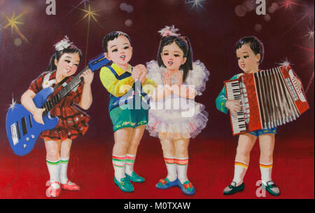 La Propaganda poster raffiguranti Corea del Nord i bambini a suonare la fisarmonica e chitarra, Provincia di Pyongan, Pyongyang, Corea del Nord Foto Stock