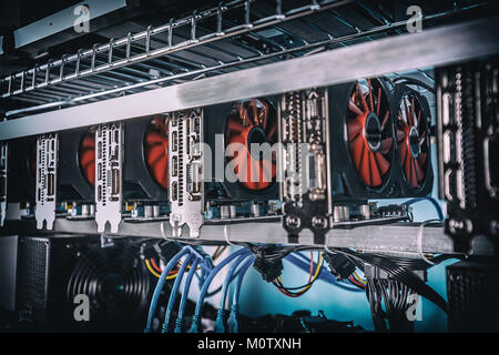 Cryptocurrency rig di data mining utilizzando le schede grafiche di miniera per cryptocurrency digitale come bitcoin, ethereum e altri altcoins. Foto Stock