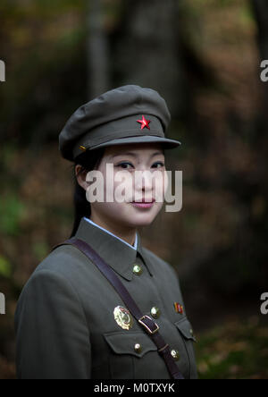 Ritratto di un simpatico nord coreano guida in stile militare uniforme, Ryanggang Provincia, Chongbong, Corea del Nord Foto Stock