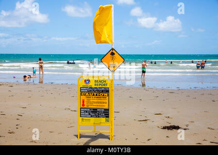 Quattro miglia di spiaggia a Port Douglas, persone nuotare dentro lo stinger reti dovuti alla presenza della scatola meduse stinger,Queensland, Australia Foto Stock