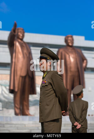 Corea del Nord soldati nella parte anteriore delle due statue del caro leader nel grande monumento a Mansu hill, Provincia di Pyongan, Pyongyang, Corea del Nord Foto Stock