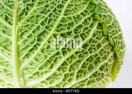 Vista ravvicinata della struttura sgualciti di un verde foglia di cavolo. Foto Stock