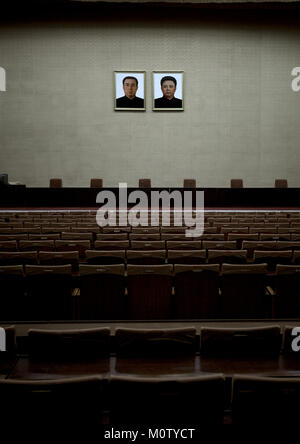 Ritratti ufficiali del caro leader all'interno del Grand popolare casa di studio auditorium, Provincia di Pyongan, Pyongyang, Corea del Nord Foto Stock