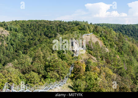 Zhiguli sulle montagne del fiume Volga e attrezzato percorso recintato a camminare su di essi. Foto Stock