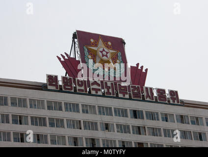 Tabellone di propaganda con la bandiera del comandante supremo della Korean esercito del popolo nella parte superiore di un edificio, Provincia di Pyongan, Pyongyang, Corea del Nord Foto Stock