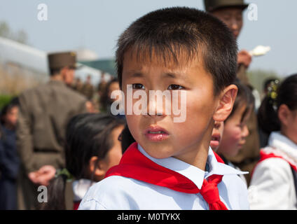 Ritratto di un nord coreano pioneer boy, Provincia di Pyongan, Pyongyang, Corea del Nord Foto Stock