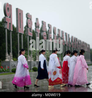 Corea del Nord le donne sotto la pioggia in Kumsusan memorial palace, Provincia di Pyongan, Pyongyang, Corea del Nord Foto Stock