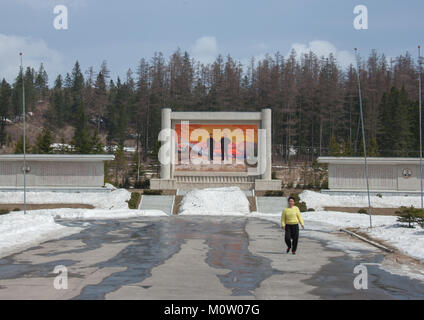 Corea del Nord la propaganda affresco raffigurante Kim il Sung e Kim Jong il davanti del monte Paektu, Ryanggang Provincia, Samjiyon, Corea del Nord Foto Stock